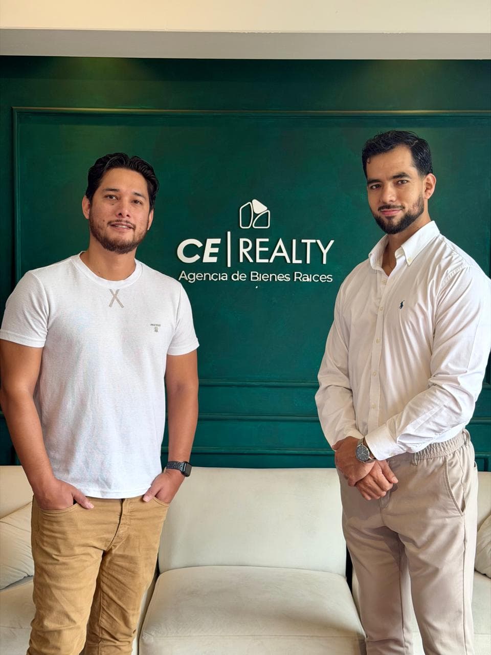 Carlos y Joel en la oficina de CE Realty tras el programa de captación con Grupo MAT