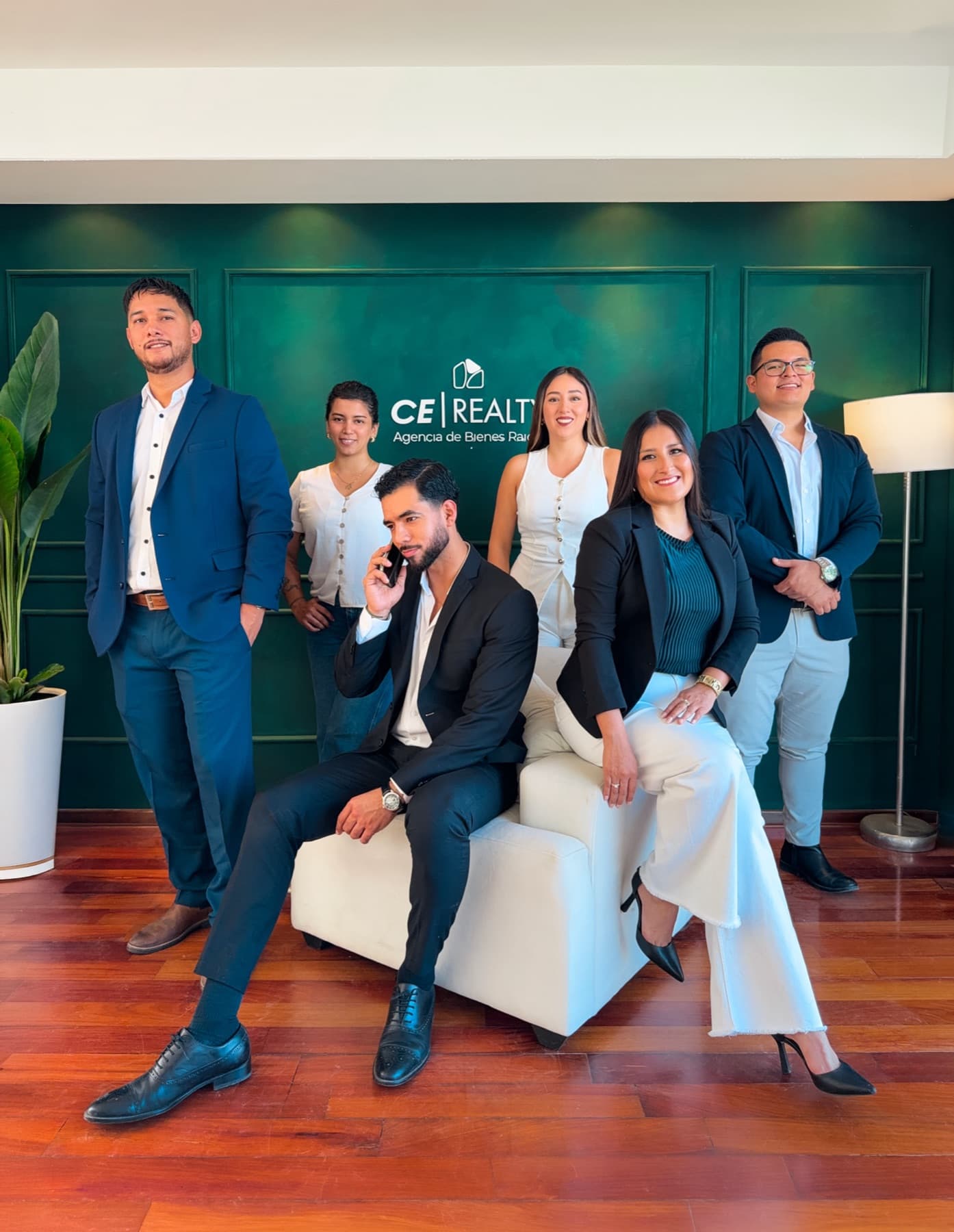 Equipo de CE Realty en la fotografía que acompaña el artículo de Revista Signature